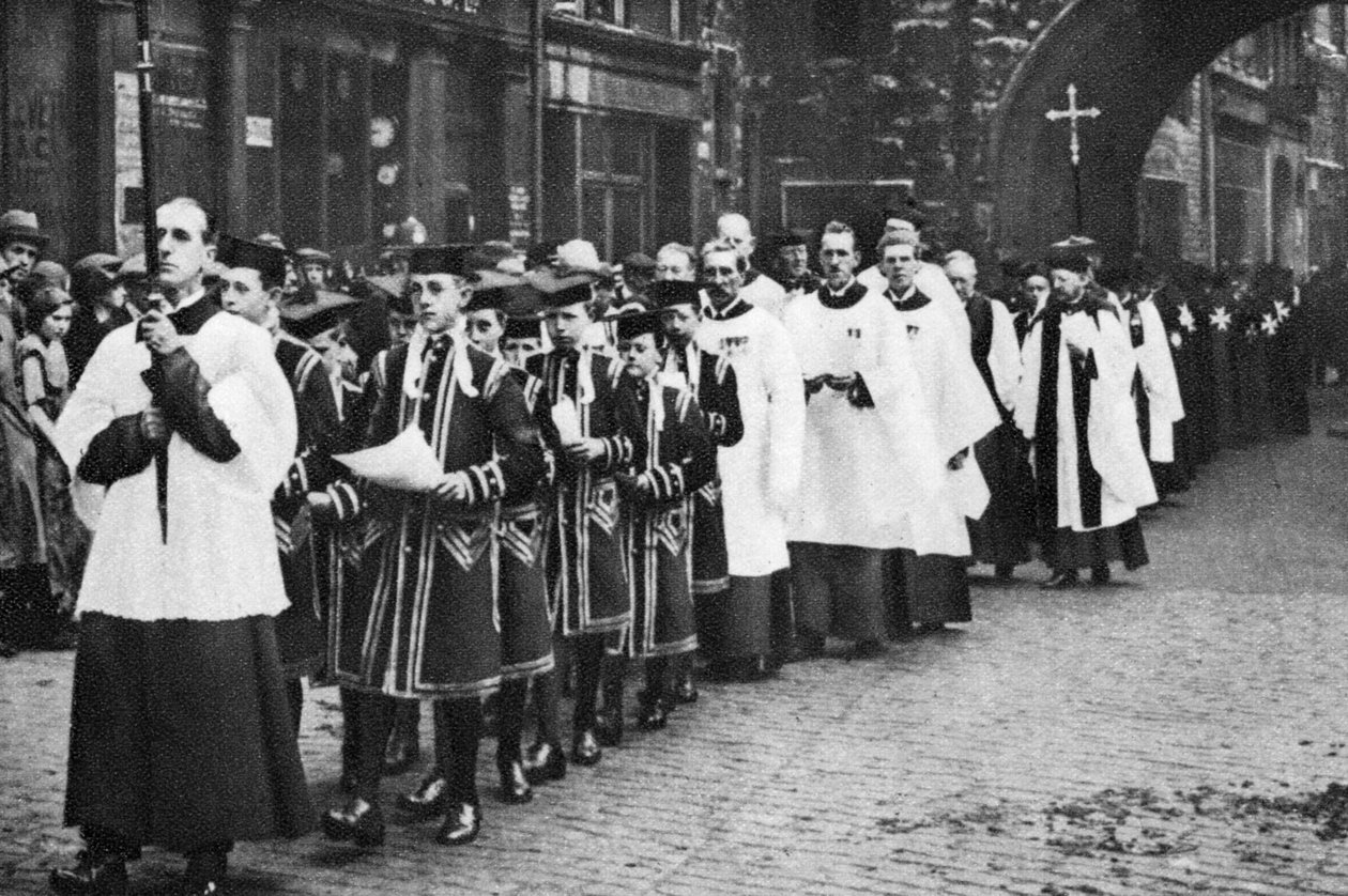 Chapel Royal choirboys i prosesjon, Clerkenwell, London, 1926-1927 av Unbekannt