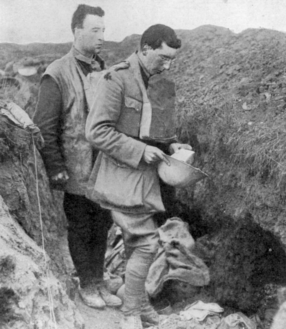 Kapellan av de første Munsters ber en gravbønn over soldater drept i skyttergraven deres, 1918 av Unbekannt
