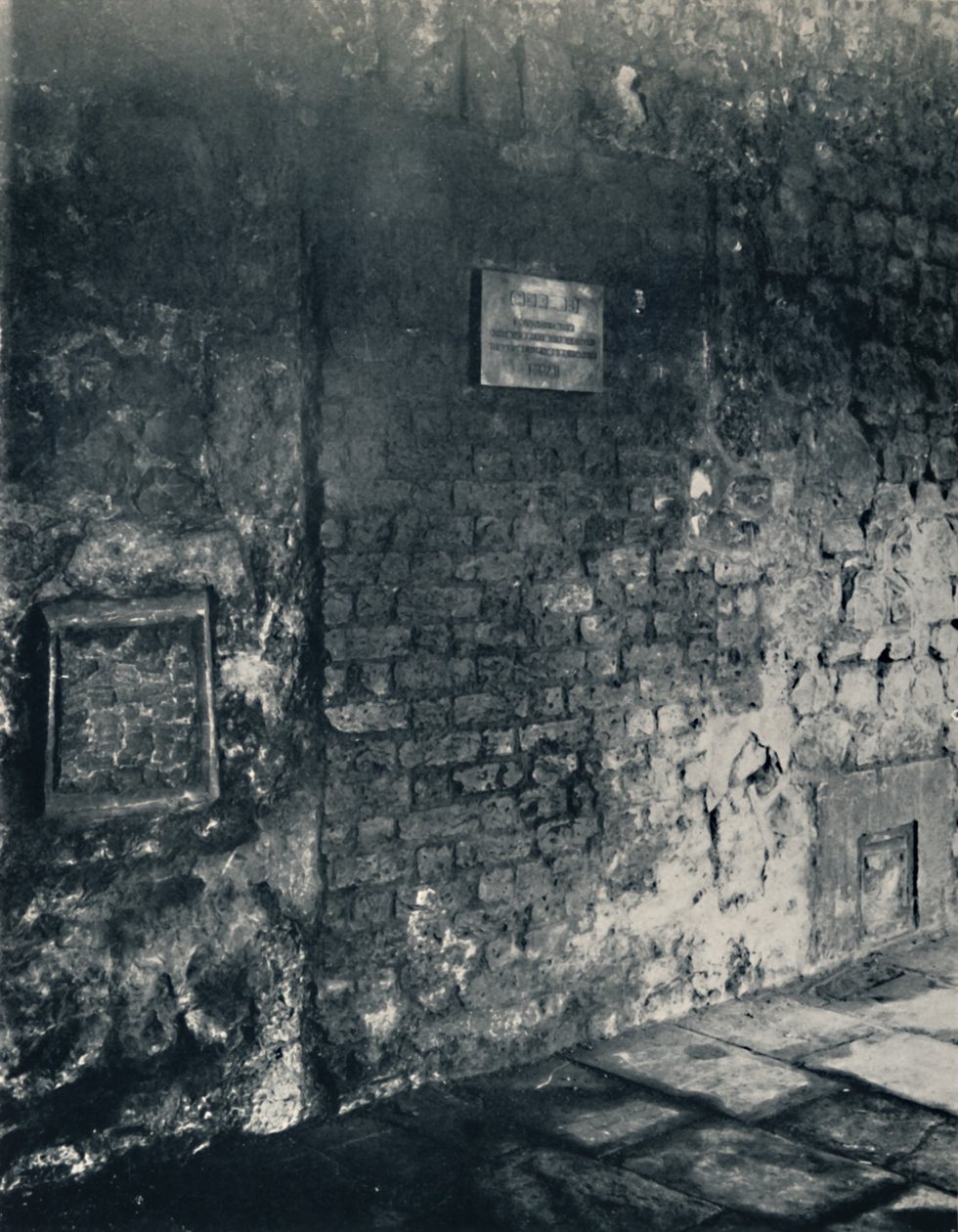 Charterhouse. Food-Hatch and Doorway of a Monks Cell, in the Cloister, 1925 av Unbekannt