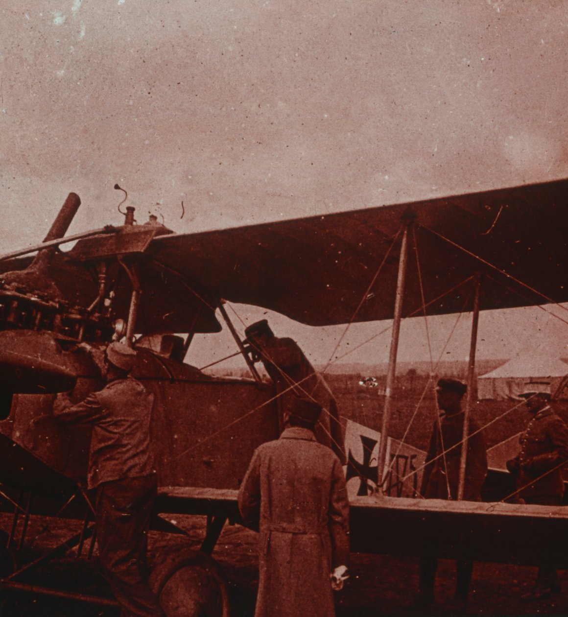 Kontrollerer fly med piloten, 1916 av Unbekannt
