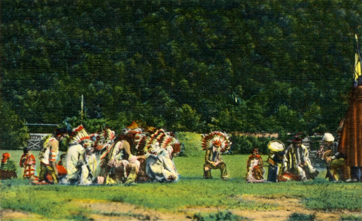 Cherokee-indianere i full innfødt kostyme i en av deres seremonielle danser - On Cherokee Indian Rese av Unbekannt
