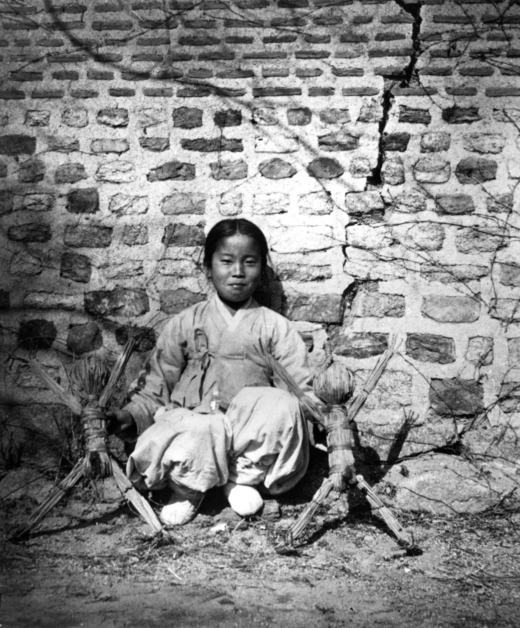 Barn som sitter ved en vegg, Korea, c1900 av Unbekannt