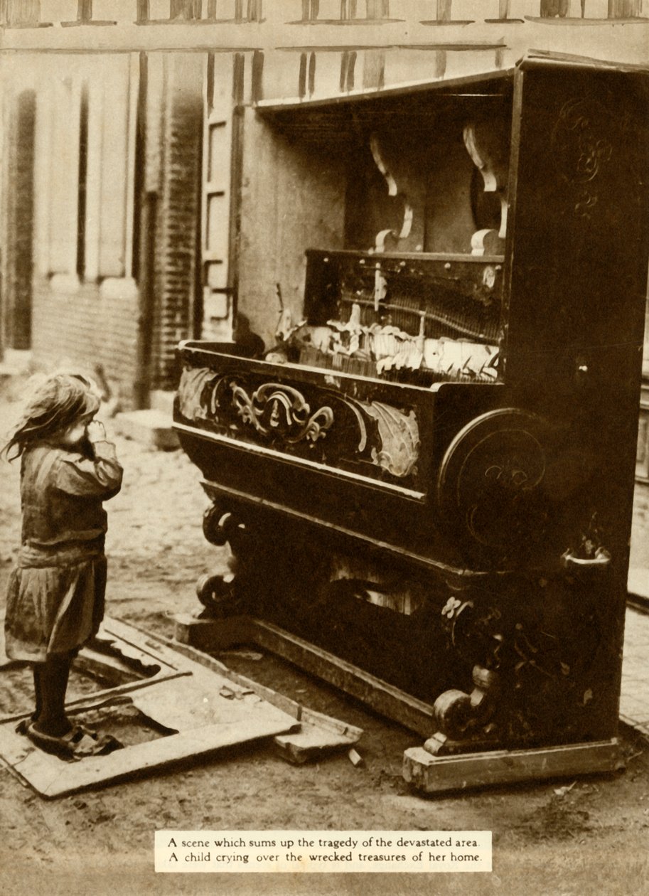 Barn med skadet piano etter et luftangrep gjorde henne hjemløs, første verdenskrig, 1918, 1935. av Unbekannt