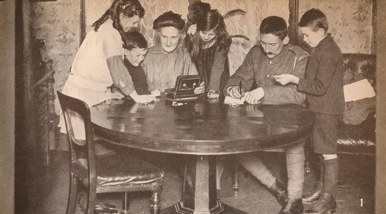 Barn som tømmer sparebøssene sine for å investere i krigslån, c1917, 1935 av Unbekannt