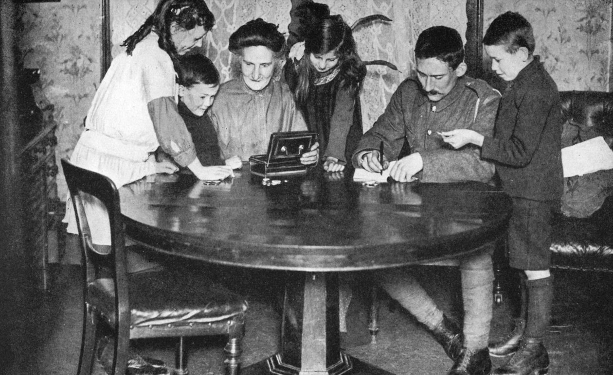 Barn som tømmer sparebøssene sine for å investere i krigsobligasjoner, 1936 av Unbekannt