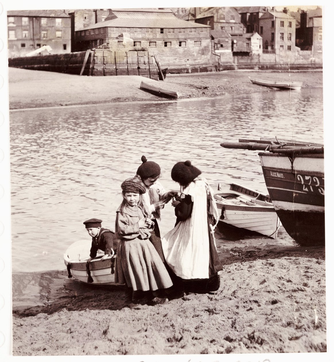 Barn som leker ved vannkanten, Whitby Harbour, ca 1905 av Unbekannt