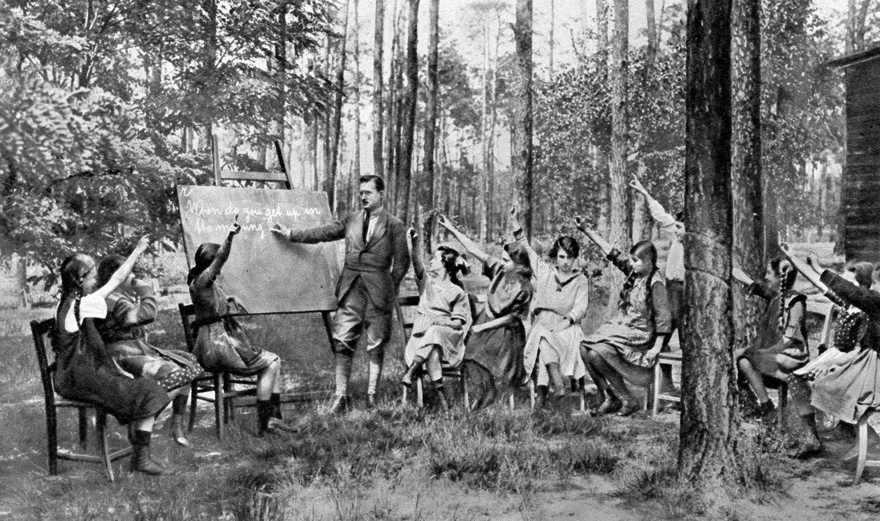 Barn som tar engelsktimer i skogen Charlottenburg, Berlin, Tyskland, 1922 av Unbekannt