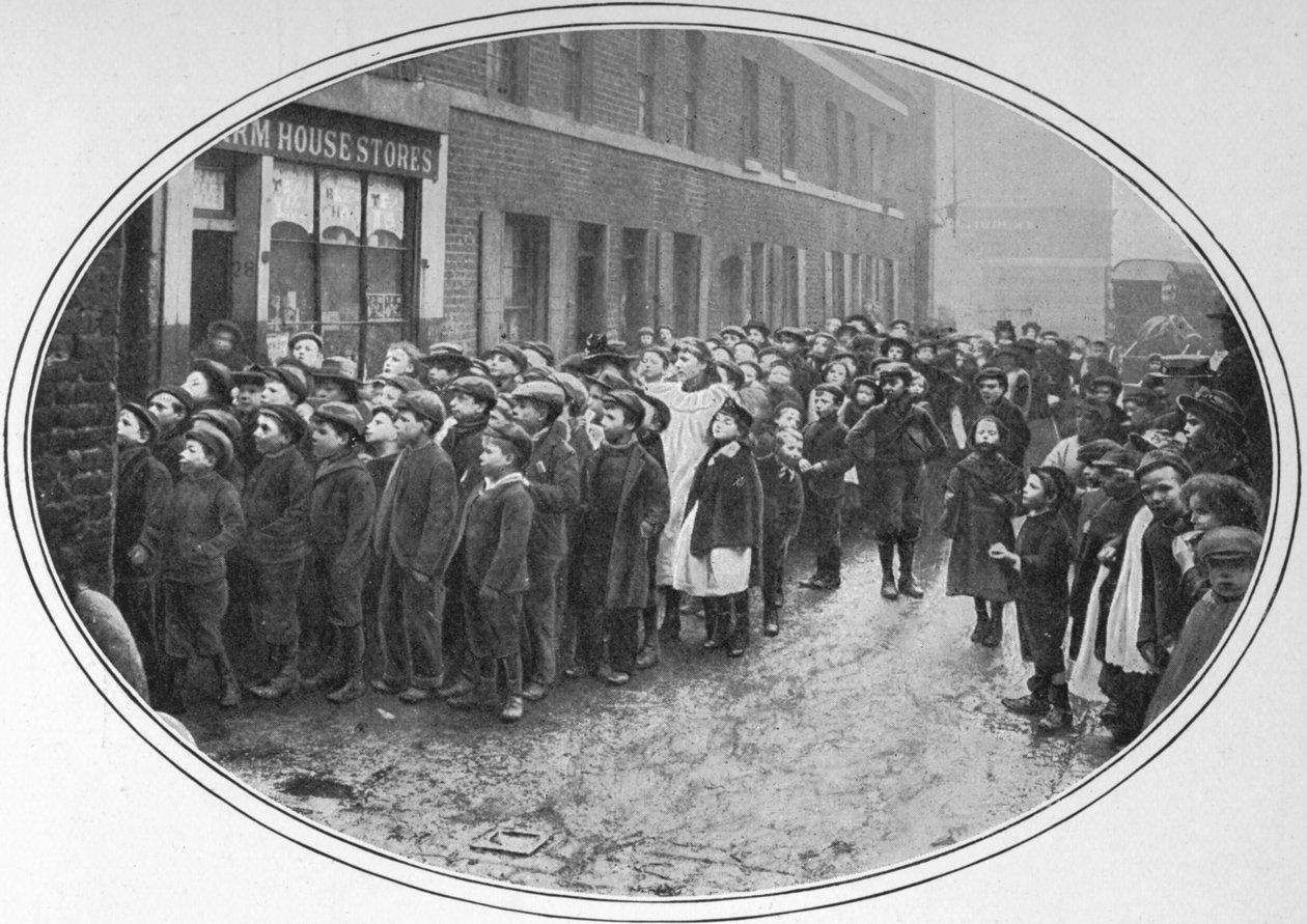 Barn som venter på gratis måltider, London, c1900 1901 av Unbekannt