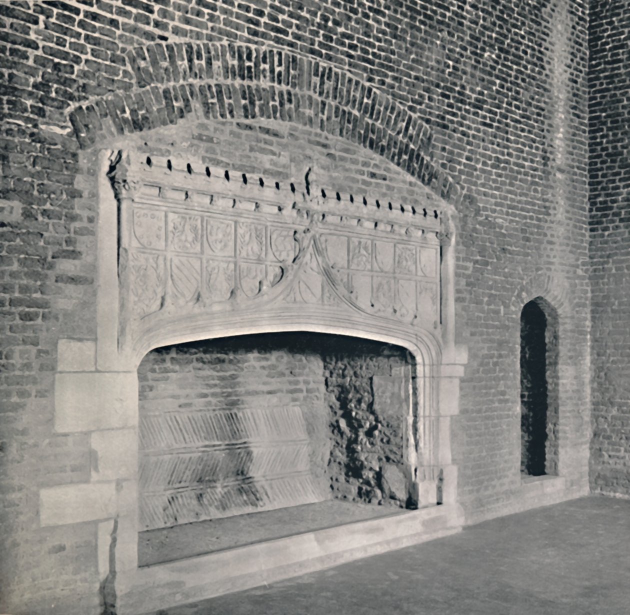 Skorsteinsstykke ved Tattershall Castle, Lincolnshire, 1927 av Unbekannt