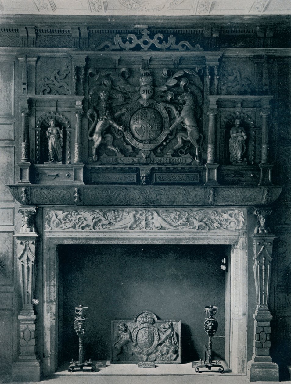 Skorsteinsstykke med Arms of James I, cirka 1606: fra det gamle palasset, Bromley-By-Bow, 1945 av Unbekannt