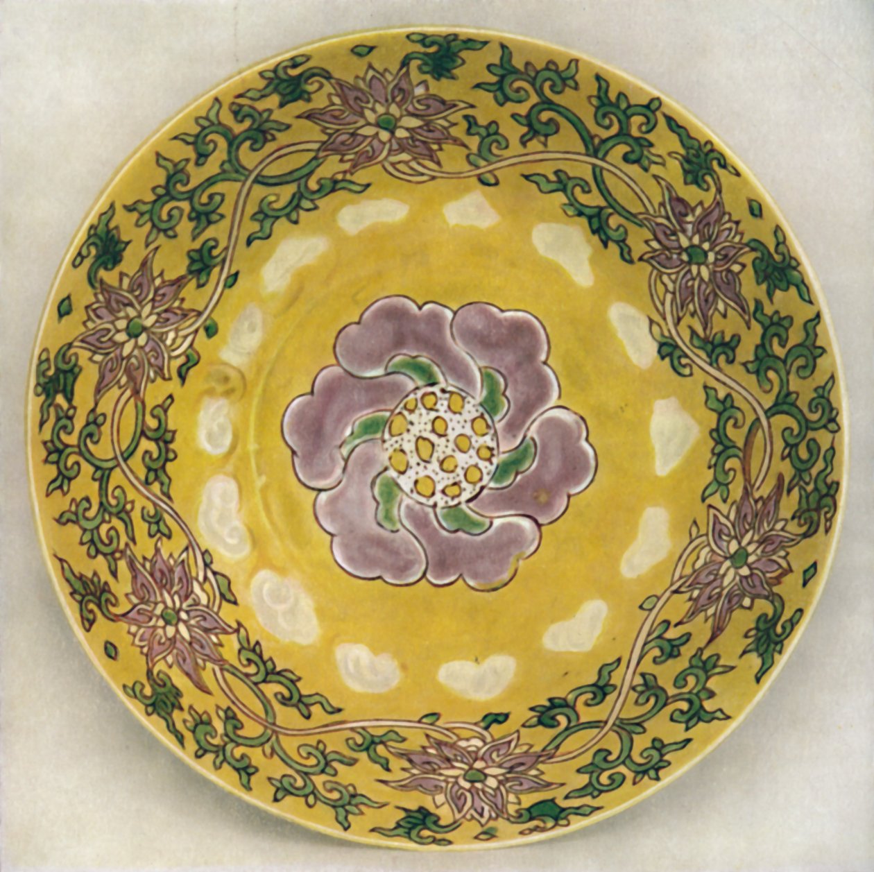 Kinesisk emaljemalt porselensskål. Chia Ching-periode, 1522-1566, 1928 av Unbekannt