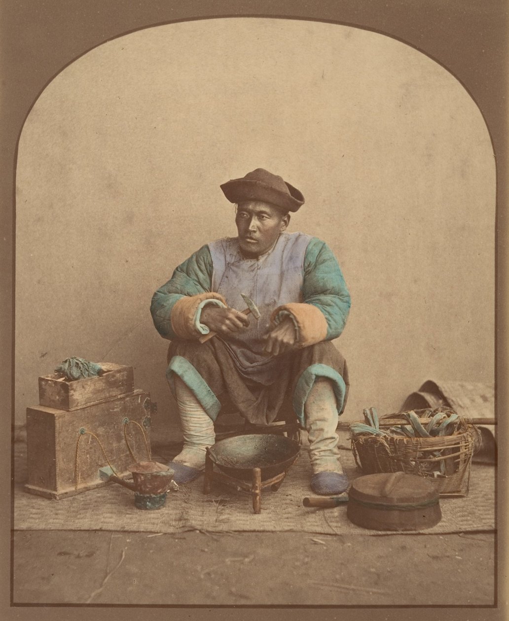 [Kinesisk mann sitter med verktøy], 1870-tallet. av Unbekannt