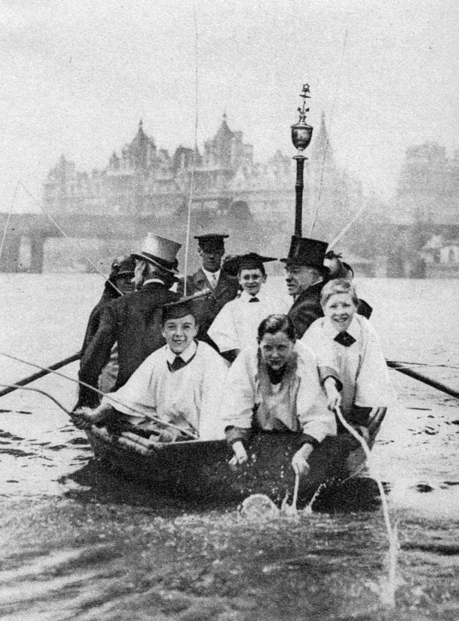 Choirboys of St Clement Danes slo grensemerkene på Themsen, London, 1926-1927 av Unbekannt