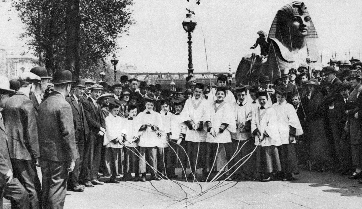 Choirboys of St Clement Danes slår grensemerkene med lange tryllestaver, London, 1926-1927 av Unbekannt