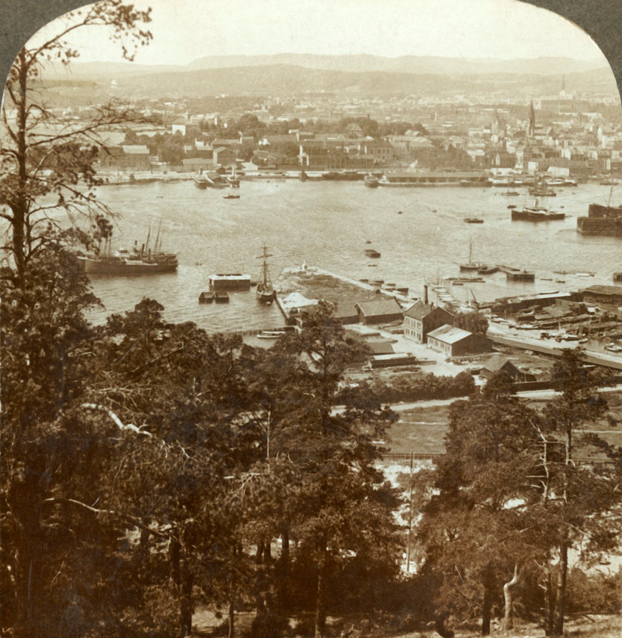 Christiania og hennes travle havn, N.W. fra Ekeberg slott til høyre, Norge, c1905. av Unbekannt