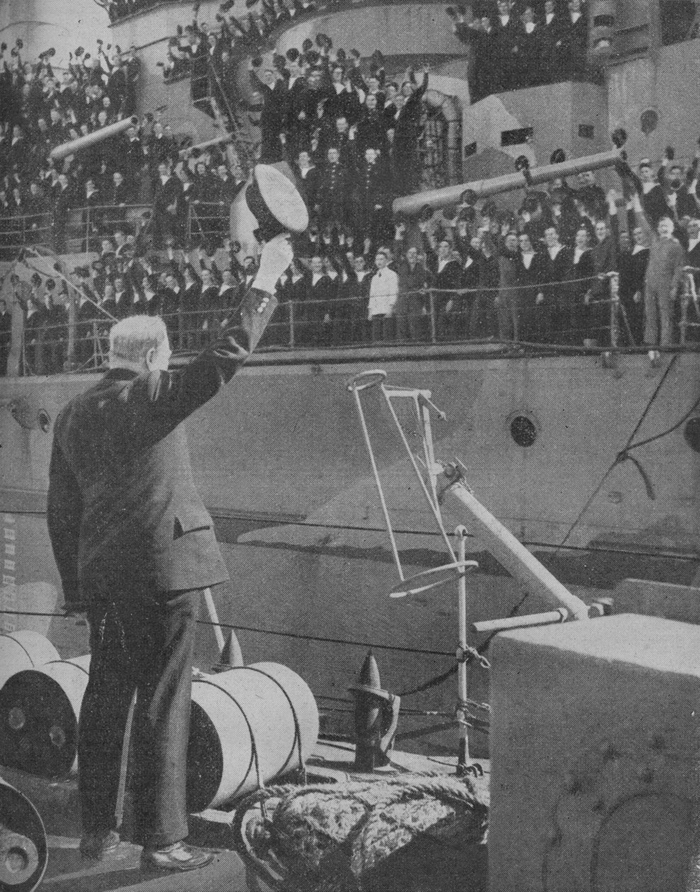 Churchill svarer på jubelen fra mannskapet på HMS Prince of Wales, 1941 av Unbekannt