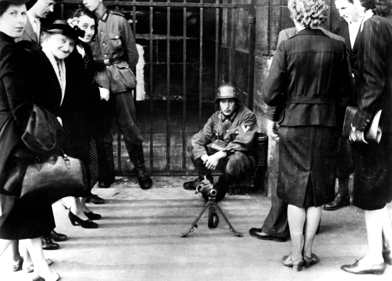 Sivile foran en tysk vaktpost med maskingevær, Paris, juni 1940 av Unbekannt