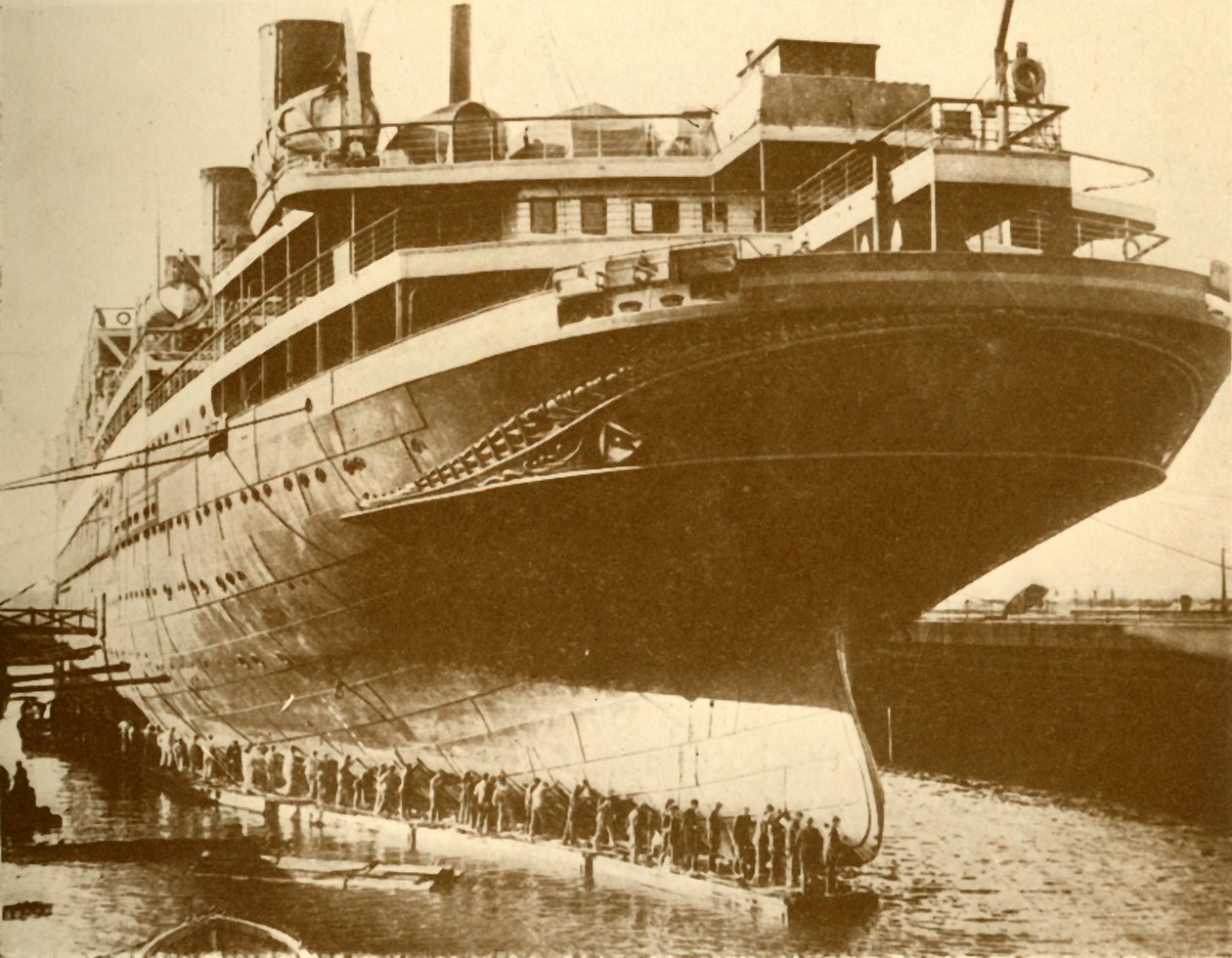 Rengjøring av Hull of the Majestic i Dry Dock, c1930. av Unbekannt