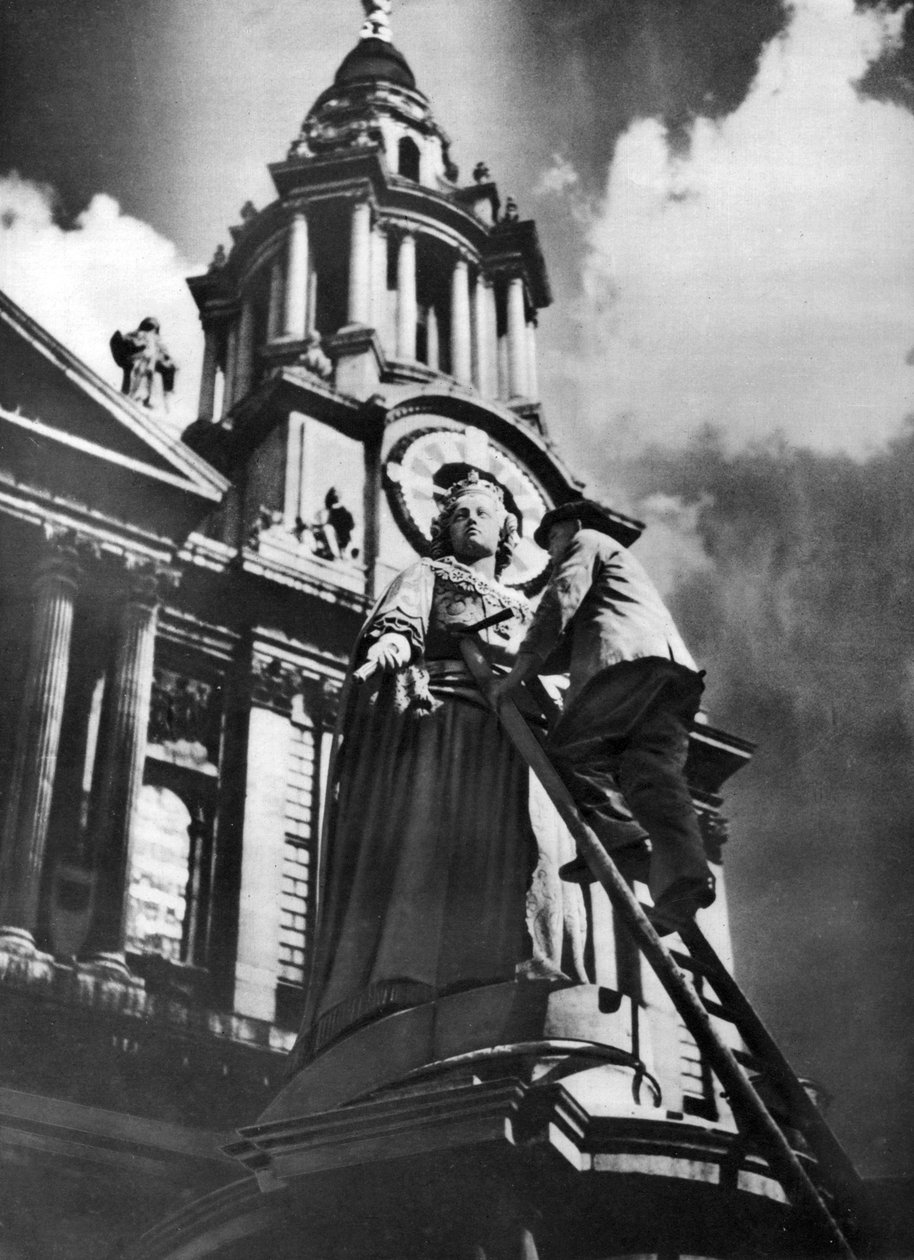 Rengjøring av statuen av dronning Anne som en del av kong George vs sølvjubileumsfeiringer, 1935 av Unbekannt