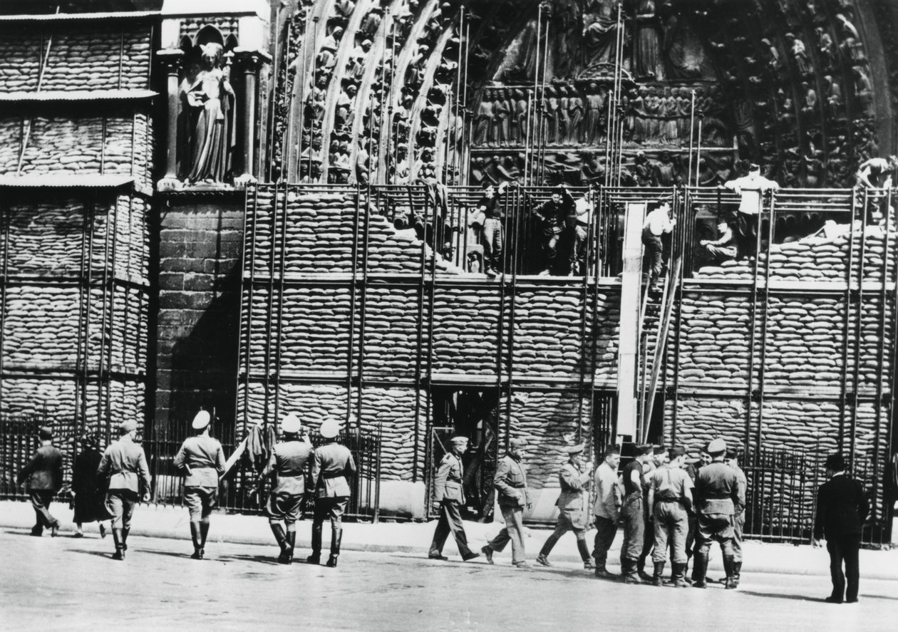 Rydding av sandsekkbeskyttelse fra fasaden til Notre Dame, tysk-okkuperte Paris, 1940 av Unbekannt