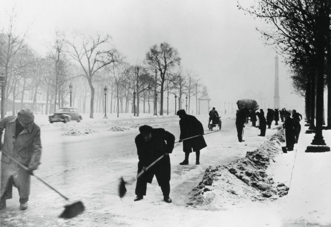 Rydding av snø på Champs Elysees, tysk-okkuperte Paris, vinter, 1941 av Unbekannt