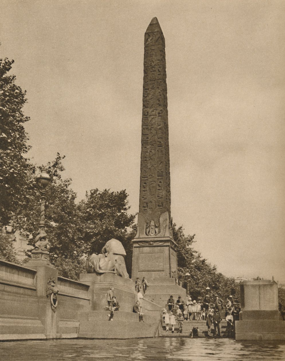 Cleopatras nål hugget fjorten hundre år før fødselen til Cleopatra, c1935. av Unbekannt
