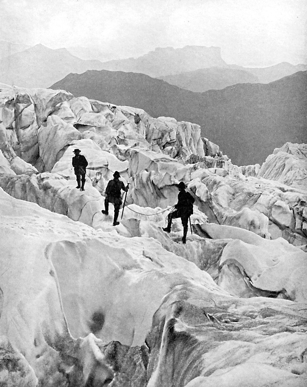 Klatring gjennom Bossons isfall på vei opp Mont Blanc, Sveits, tidlig på 1900-tallet av Unbekannt
