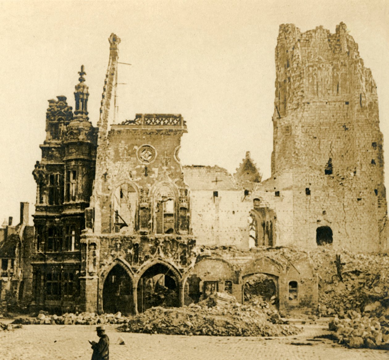 Clock Tower og Hotel de Ville, Arras, Nord-Frankrike, c1914-c1918 av Unbekannt