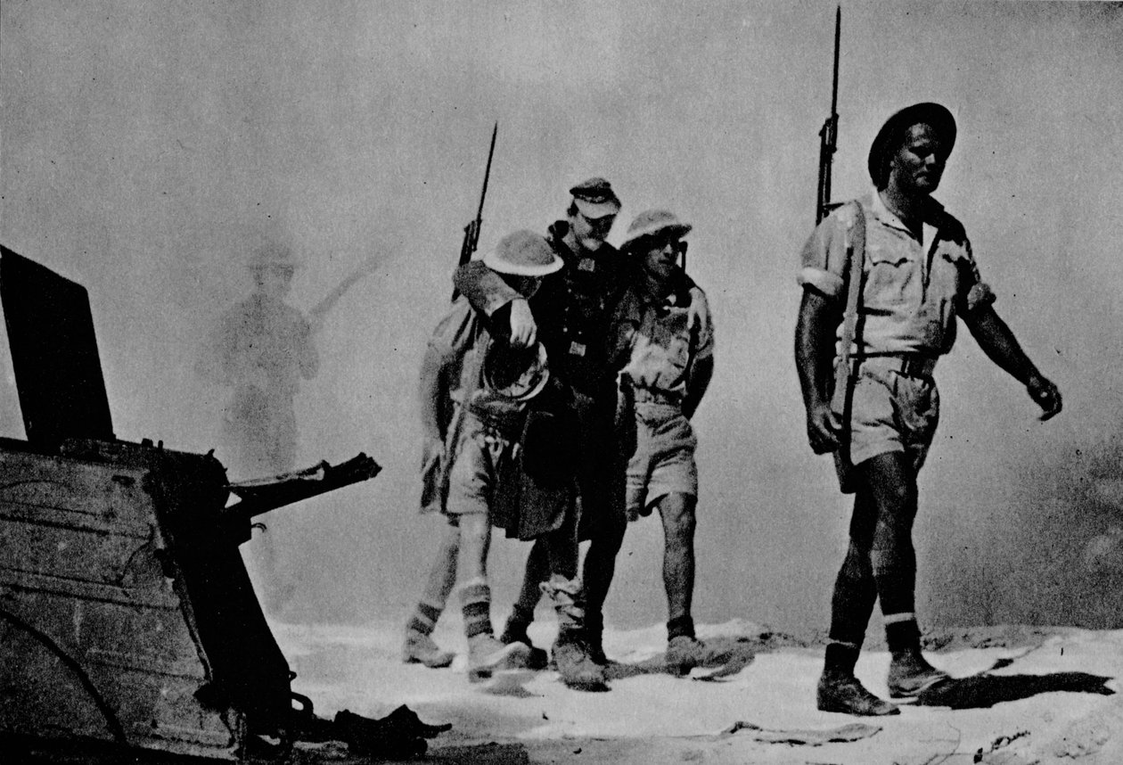 Nærbilde av en stor kamp. Australierne henter inn en såret fange, 1942-1944 av Unbekannt