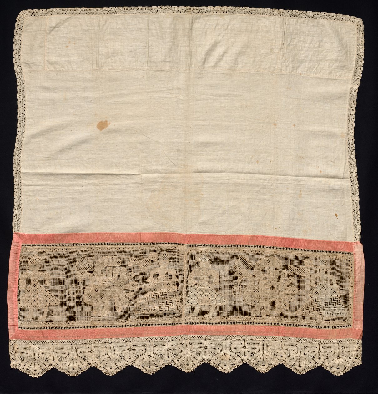 Klut med kant av kvinnelige figurer og påfugler, 1700-1800-tallet. av Unbekannt