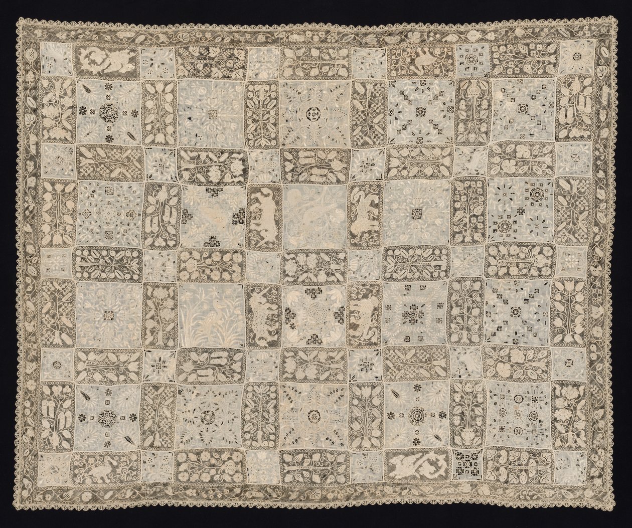Klut med enhjørninger, drager, andre dyr og blomstermønstre, 1800-tallet. av Unbekannt