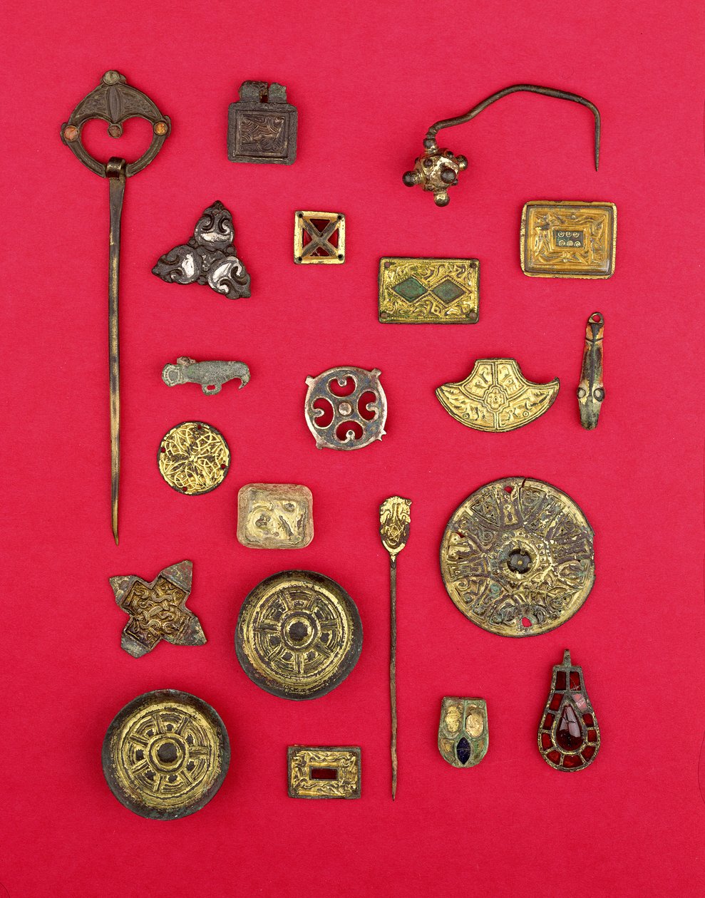 Samling av angelsaksiske og keltiske smykker, inkludert fester av forgylt bronse, tallerken- og korsformede brosjer og et merovinger-anheng, fra 1. til 7. århundre e.Kr. (bronse) av Unbekannt