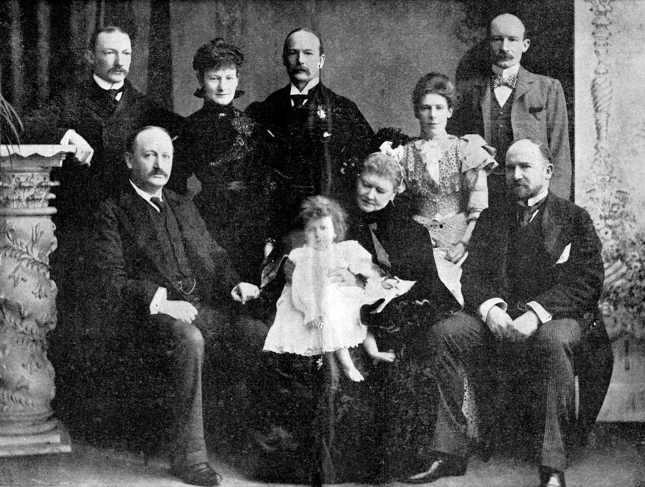 Oberst Robert Baden-Powell og hans mor, søster og fire brødre, 1900. av Unbekannt