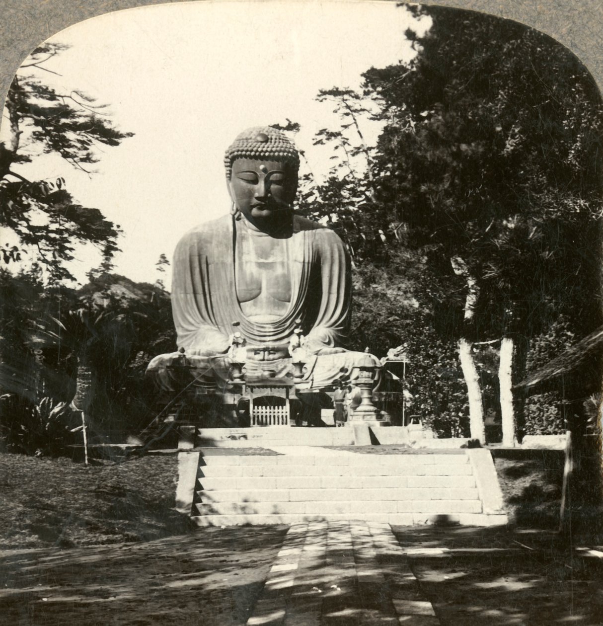 Kolossal statue av Buddha, æret av japanerne, i et sylvisk tempel, Kamakura, Japan, ca 1900. av Unbekannt