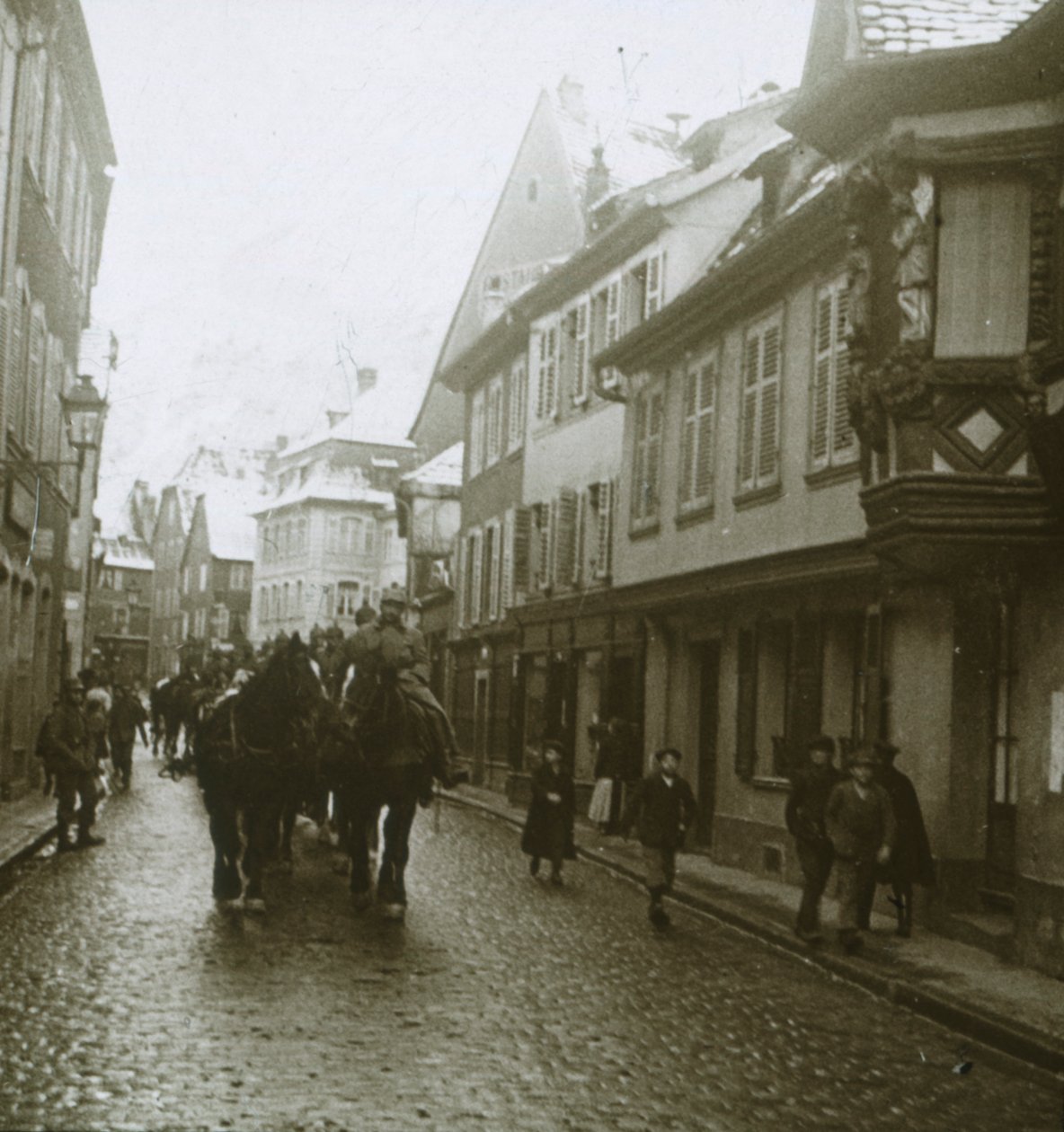 Kolonne av tyske soldater, Ribeauvillé, Frankrike, c1914-c1918 av Unbekannt