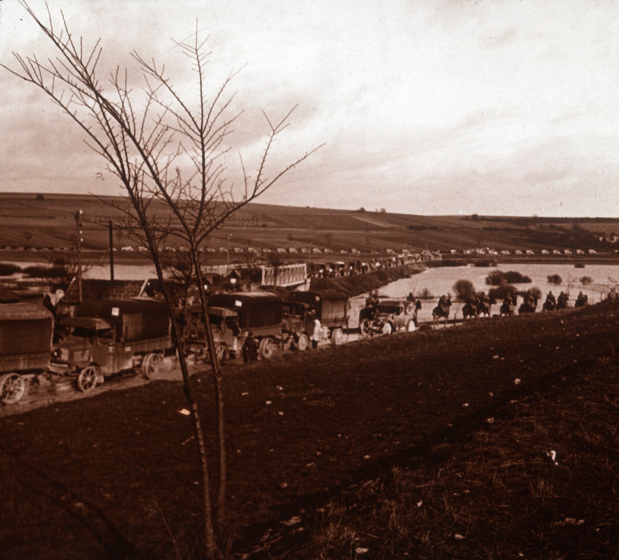 Kolonne med lastebiler, Verdun, Nord-Frankrike, c1914-c1918 av Unbekannt