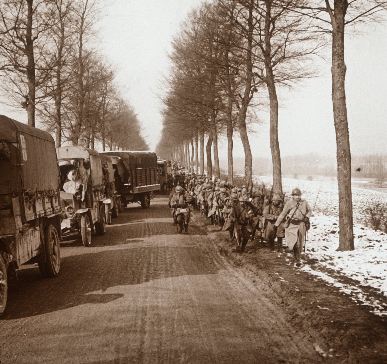 Kolonne av lastebiler og tropper, Somme-Tourbe, Nord-Frankrike, c1914-c1918 av Unbekannt