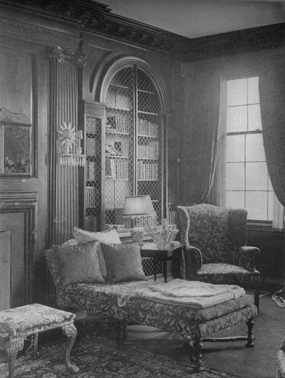 Komfortabelt hjørne i biblioteket som viser bokhylle, huset til frøken Anne Morgan, New York City, 1924 av Unbekannt