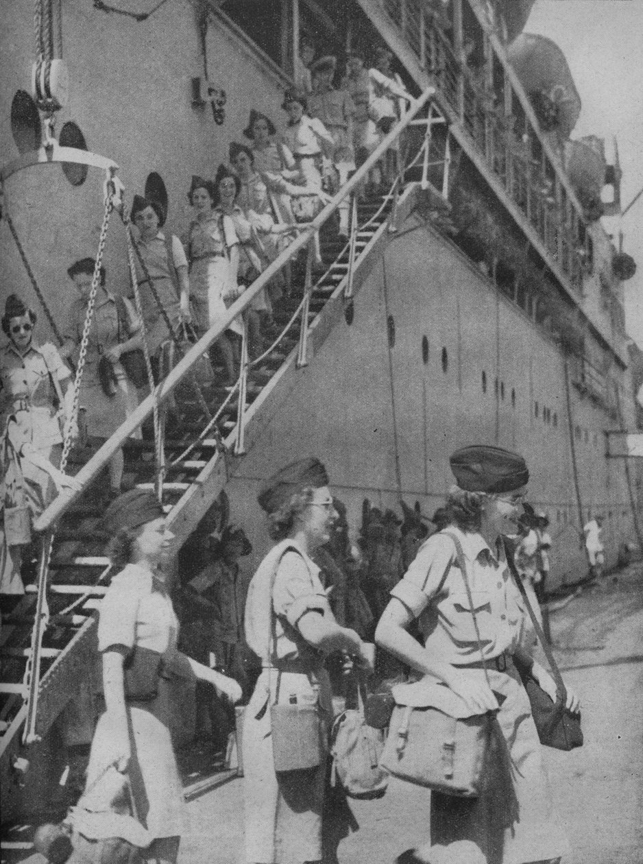 Kommer i land i Singapore, 1945 av Unbekannt