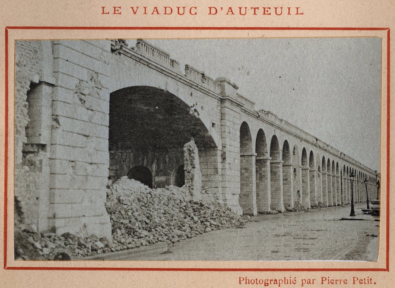 Commune de Paris (1871): utsikt over Auteuil-viadukten i Paris i mai 1871. Fotografi av Pierre Pepetit. Trykk på papp, Dim. 9x5,4 cm av Unbekannt