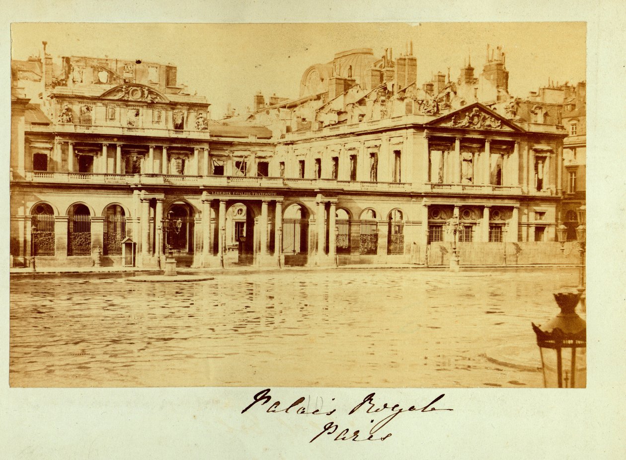 Kommune i Paris (1871): utsikt over Palais Royal (Palais-Royal) detruit. Anonym fotografering. Trykk på papp Dim. 15x10 cm av Unbekannt