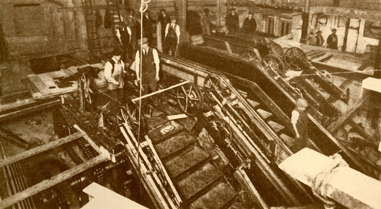 Konstruerer rulletrapper ved Bank Station, London, c1930. av Unbekannt