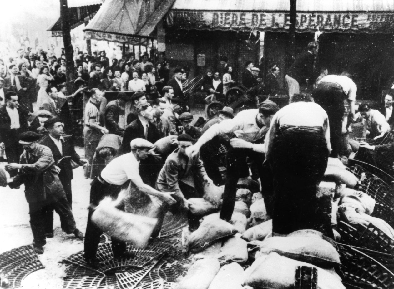 Bygger en barrikade, Paris, 1944 av Unbekannt