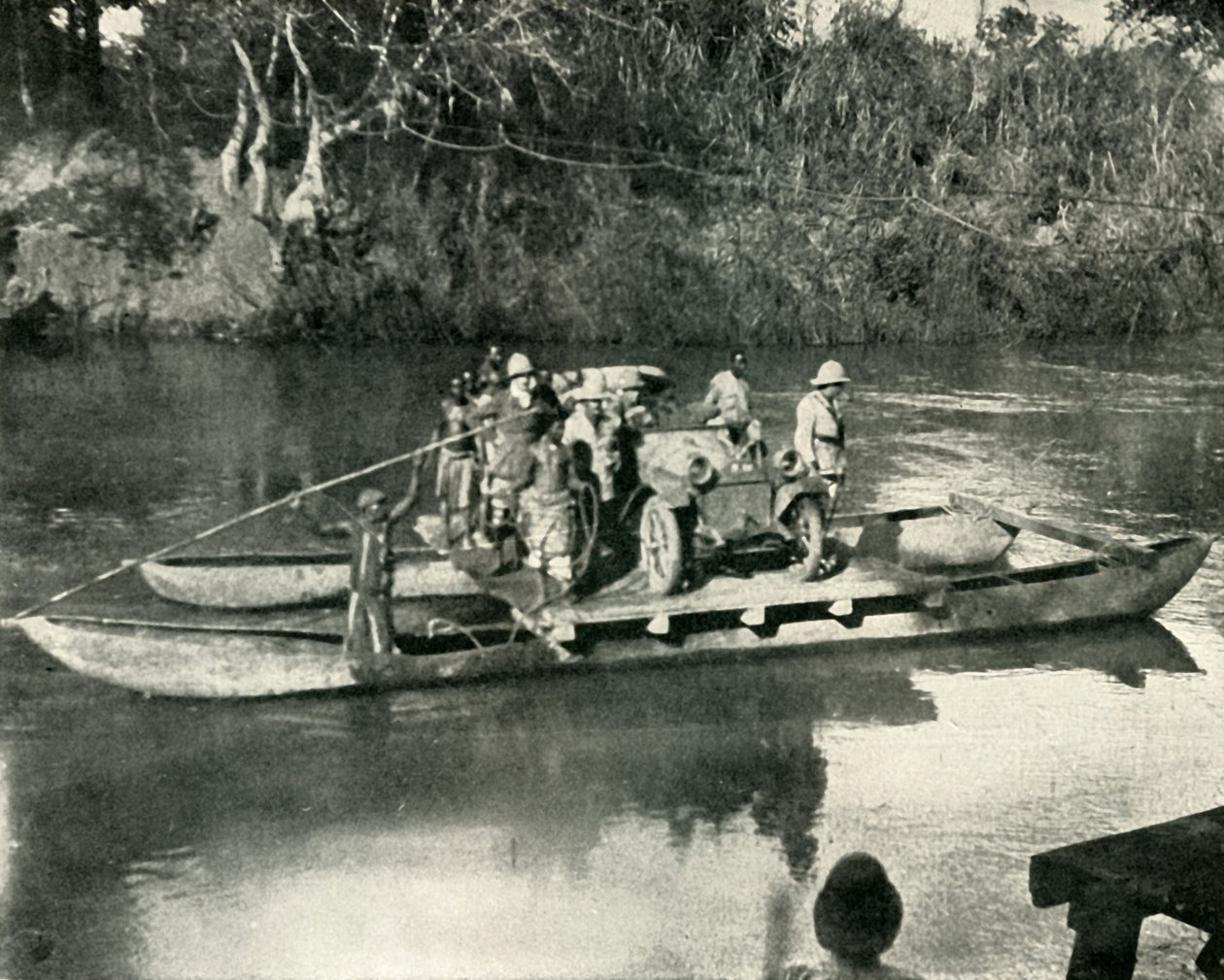 Formidler motortransport over Mbaka-elven, Tysk Øst-Afrika, 1919. av Unbekannt