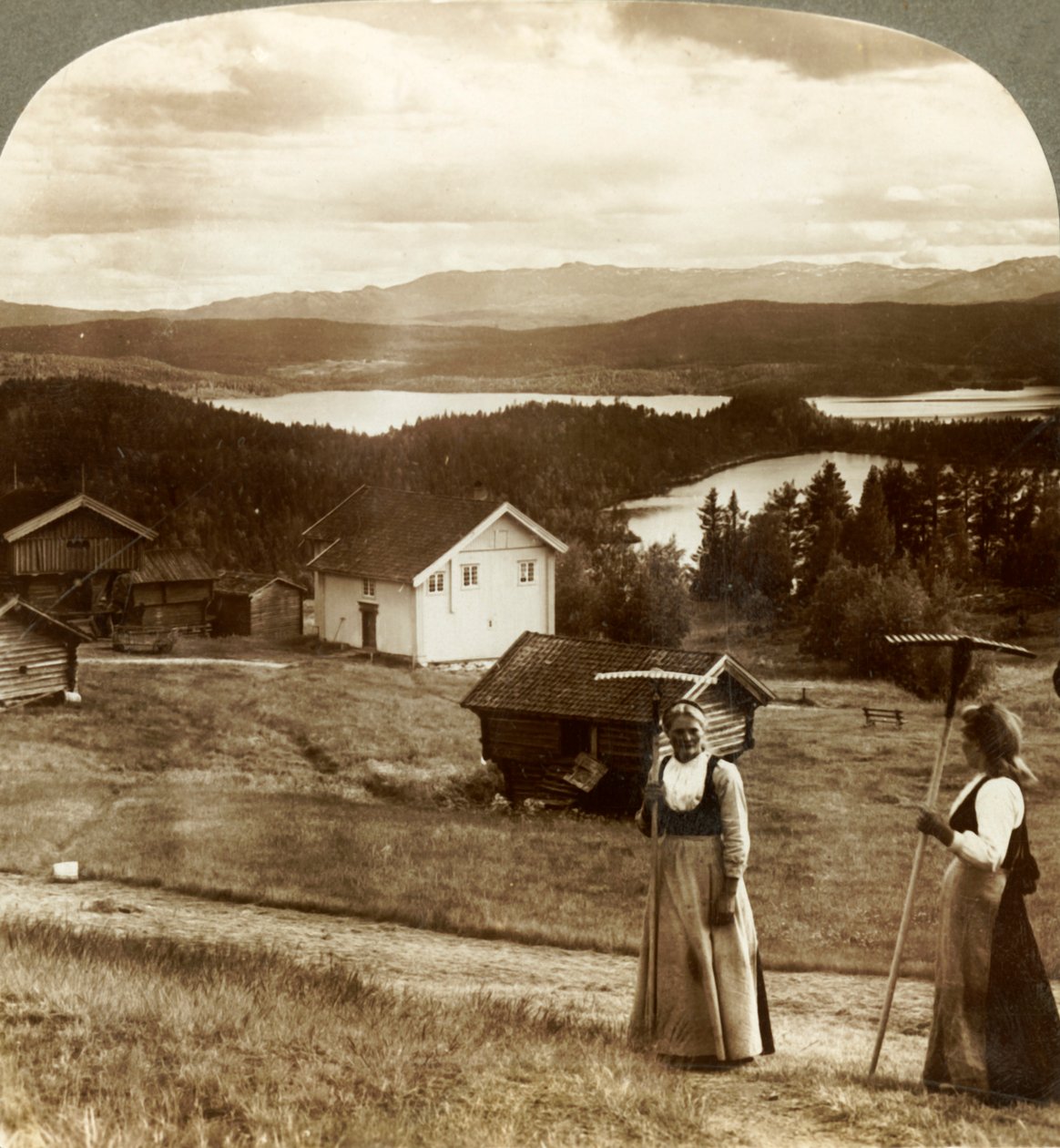 Landsjenter i høytiden - over Bolkesjo og Folsjø til Himingenfjellene, Norge, c1905. av Unbekannt