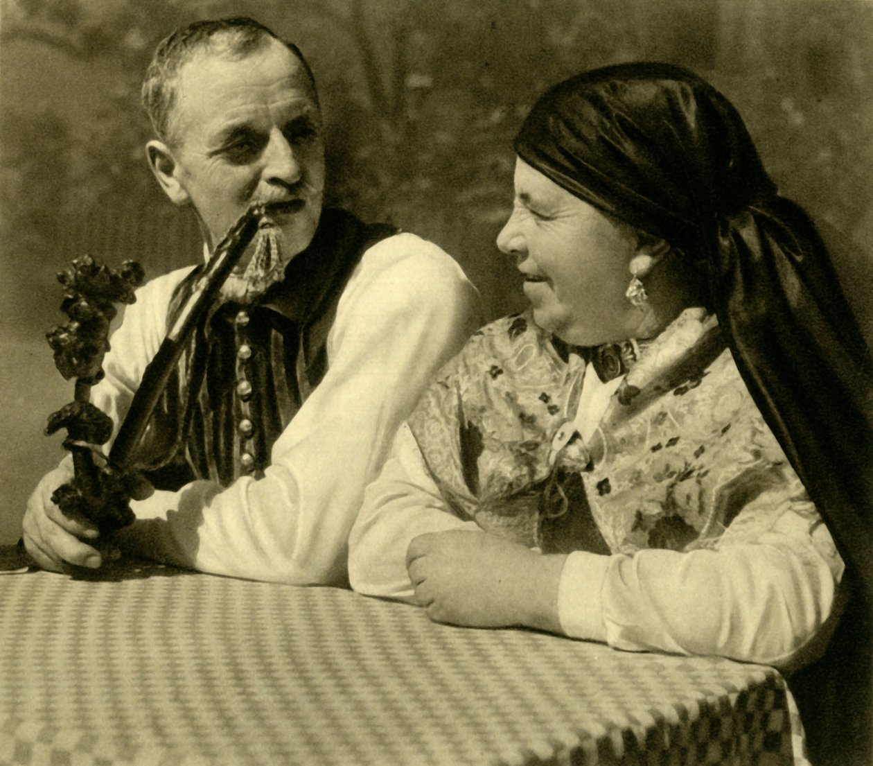 Par i tradisjonell kjole, Øvre Østerrike, c1935. av Unbekannt