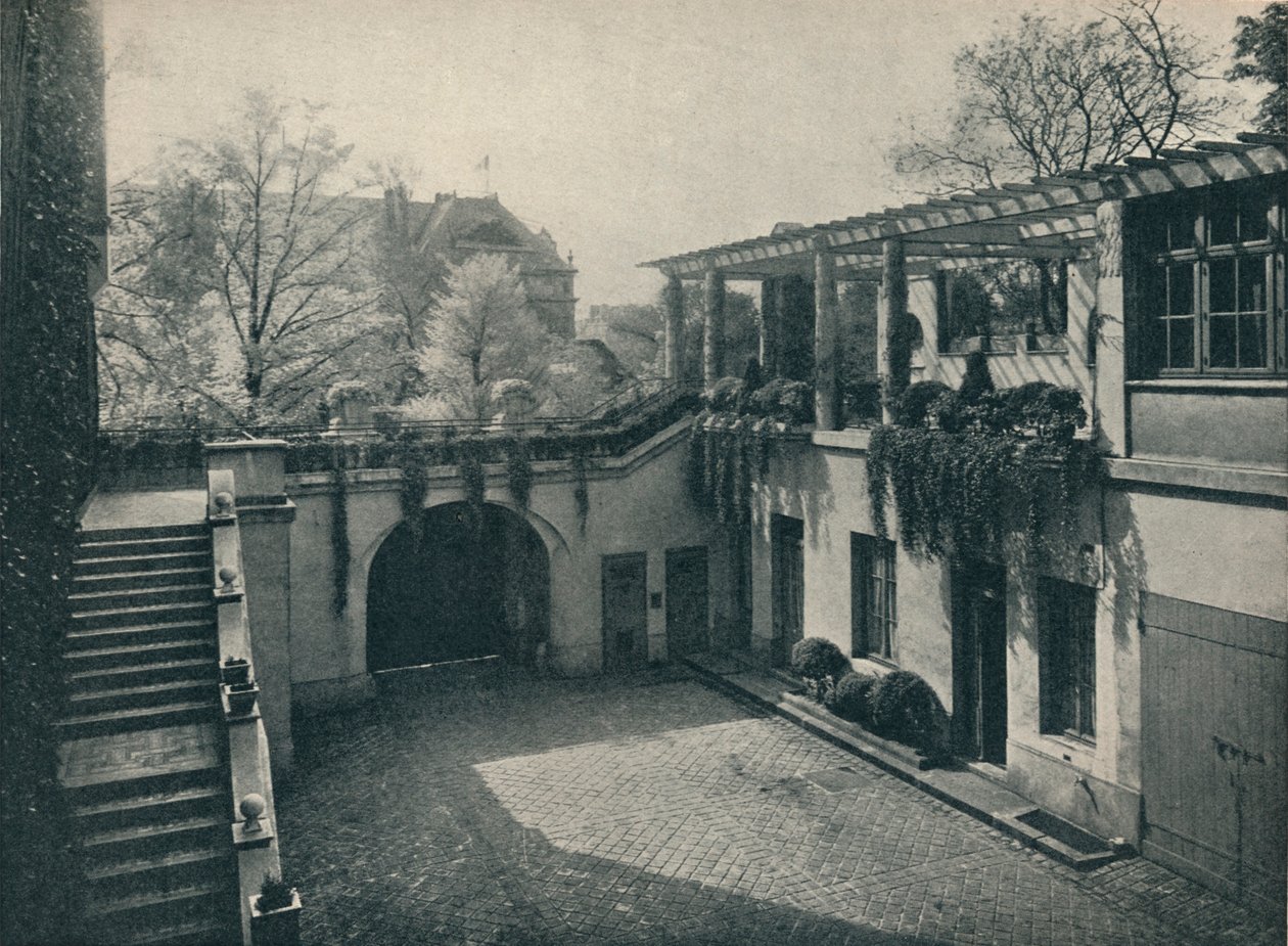 Gårdsplassen til Private House, 13 Boulevard Des Invalides, Paris. Endringer av Paul Huillard, c1927 av Unbekannt