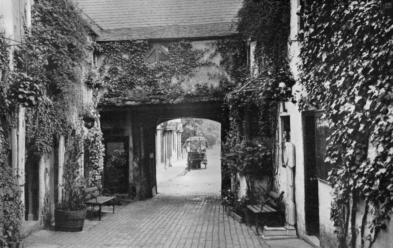 Gårdsplassen til Saracens Head vertshuset, Southwell, Nottinghamshire, 1924-1926 av Unbekannt