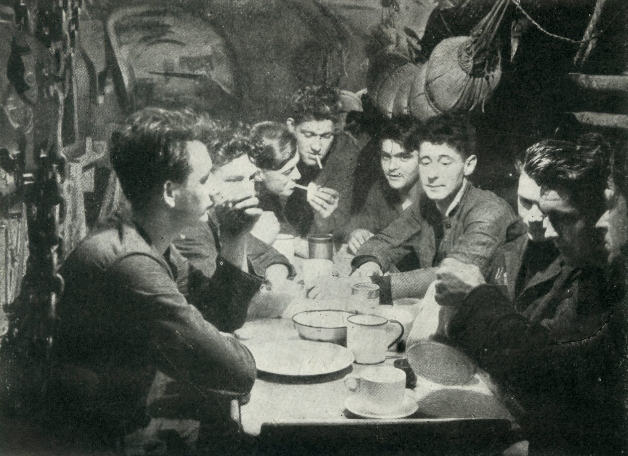 Mannskapet på en britisk ubåt i messerommet, andre verdenskrig, 1945. av Unbekannt