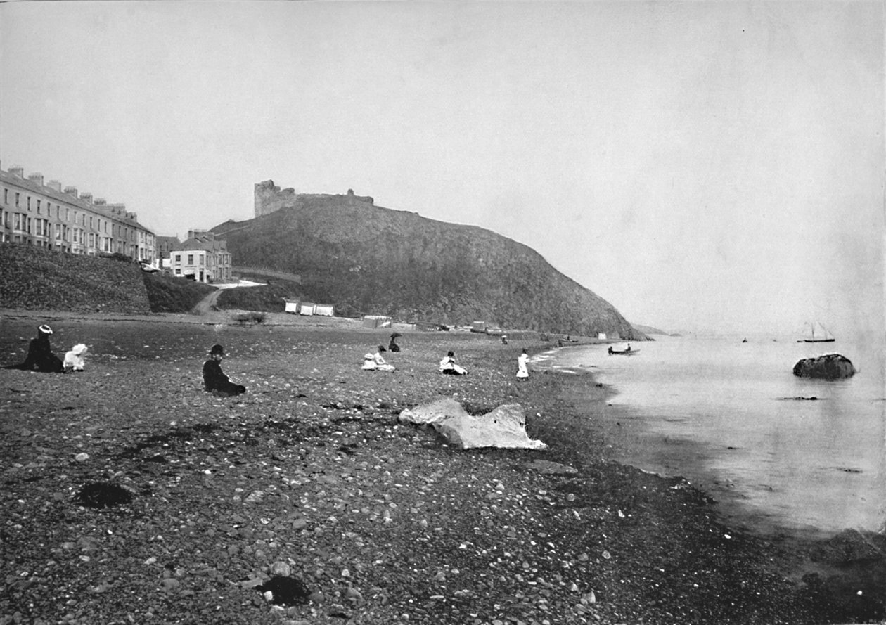 Criccieth - Utsikt over stranden og slottet, 1895 av Unbekannt